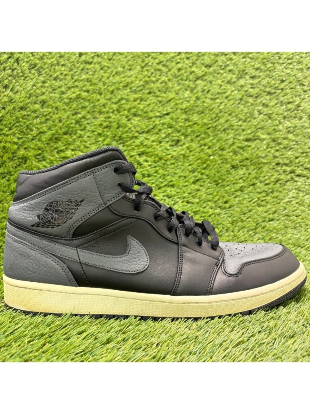 Nike Air Jordan 1 Mid Mens Size 13 Black Gray Athletic Basketball Shoes Sneakers